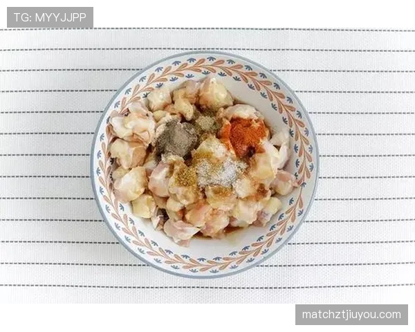 张博恒训练完随手啃鸡腿的样子，真不像拿过世锦赛冠军的人