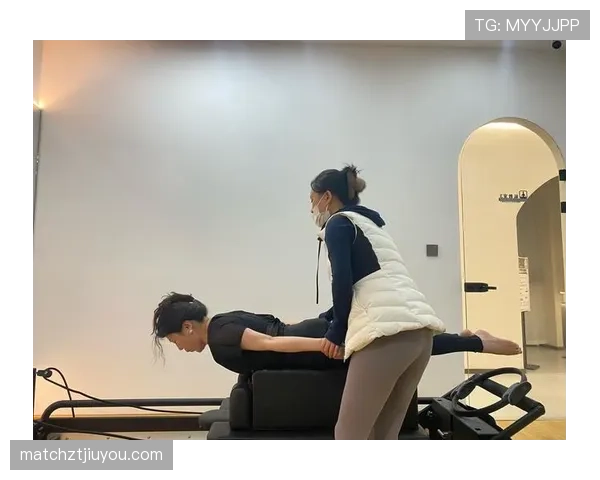陈一冰退役后还在坚持5点起床练核心？这自律看得我手机都拿不稳了